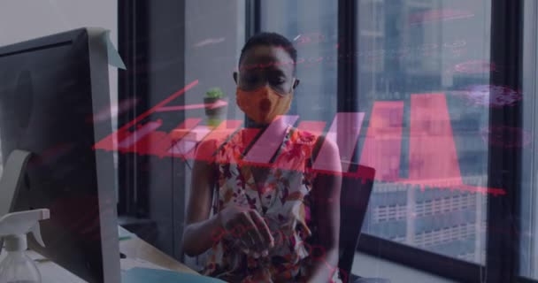 顔マスクをオフィスに文書を保持し ビジネス女性以上の財務データ処理のアニメーション コヴィド19のパンデミックの概念をデジタルで生成したビデオの間に — ストック動画