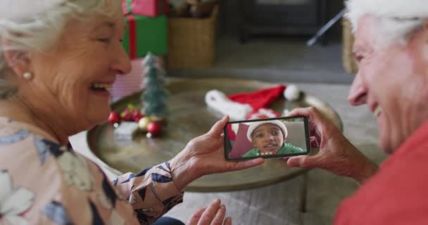 Lächelndes Älteres Kaukasisches Paar Das Sein Smartphone Für Ein Weihnachts — Stockvideo