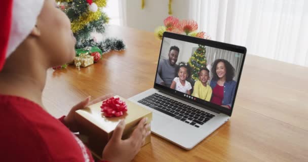 Africká Americká Žena Santovou Čepicí Používající Notebook Pro Vánoční Videohovory — Stock video