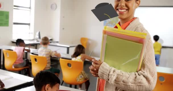 学校毕业帽的动画象征着学校里微笑的女教师和女学生 学习和学校教育概念数字制作的录像 — 图库视频影像