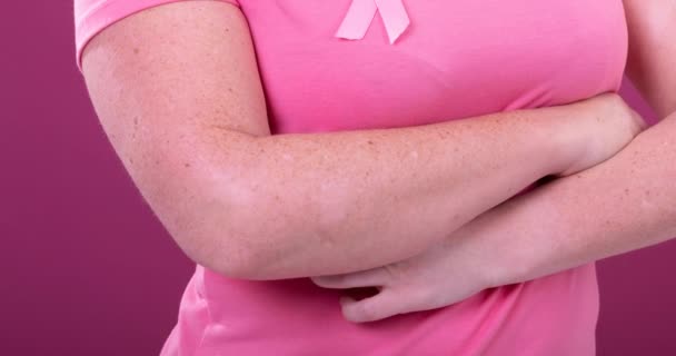 Video Midsection Caucasian Woman Wearing Pink Cancer Awareness Ribbon Pink — Stock Video