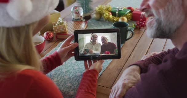 Pareja Caucásica Con Sombreros Santa Usando Tableta Para Videollamada Navidad — Vídeos de Stock