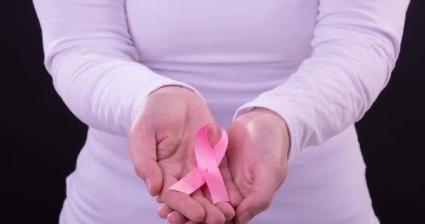 拿着粉红癌症意识带的高加索女人的中间部分视频 乳腺癌积极认识运动概念 — 图库视频影像