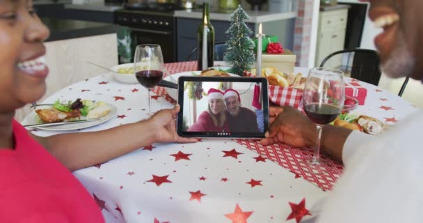 Zâmbind Cuplu African American Folosind Tabletă Pentru Apel Video Crăciun — Videoclip de stoc
