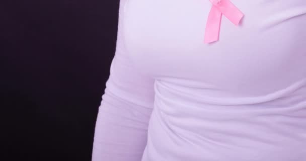 Video Mittsektionen Kaukasisk Kvinna Bär Rosa Cancer Medvetenhet Band Med — Stockvideo