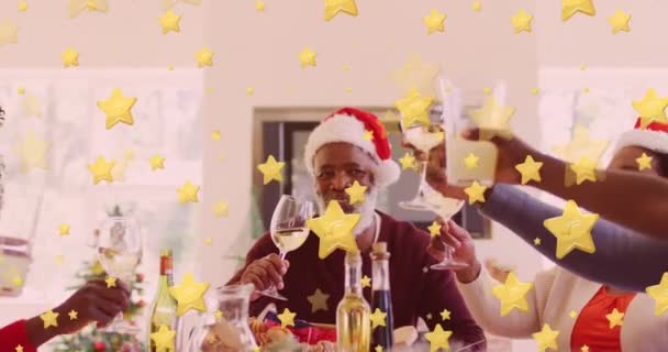 크리스마스에 집에서 마시며 아프리카 미국인 가족에게 떨어지는 크리스마스 축하와 축하의 — 비디오