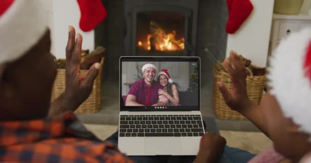 Αφροαμερικανό Ζευγάρι Που Χρησιμοποιεί Φορητό Υπολογιστή Για Χριστουγεννιάτικη Βιντεοκλήση Χαμογελαστούς — Αρχείο Βίντεο