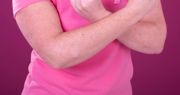 분홍색 리본을 코카서스 여성의 유방암 캠페인 — 비디오
