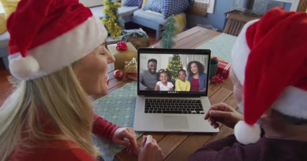 Leende Kaukasiska Par Använder Laptop För Jul Videosamtal Med Leende — Stockvideo