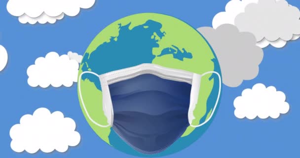 Animation Von Wolken Über Dem Globus Mit Gesichtsmaske Global Covid — Stockvideo