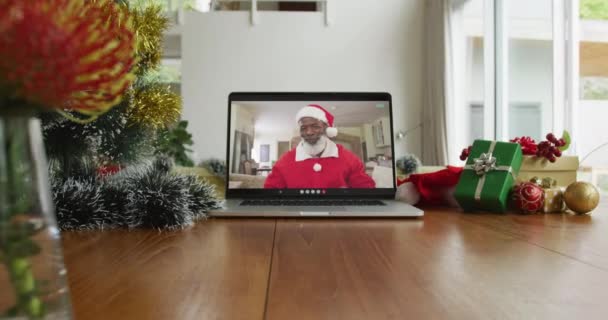 Homem Americano Africano Sorridente Vestindo Traje Papai Noel Chamada Vídeo — Vídeo de Stock