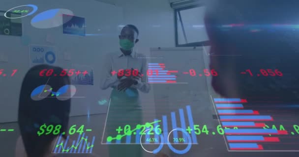 Animering Finansiella Data Behandling Över Olika Affärsmän Med Ansiktsmasker Vid — Stockvideo