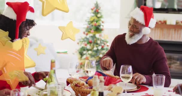 黄星在圣诞节期间迎着非洲裔美国人的家人笑着吃晚餐 圣诞节的庆祝和庆祝概念 — 图库视频影像
