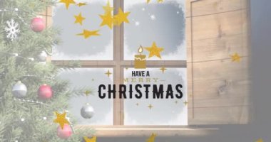Yıldızların düşüşü, Noel ağacı ve penceresiyle ilgili mutlu bir Noel mesajı. Noel, kış, gelenek ve kutlama konsepti dijital olarak oluşturulmuş video.