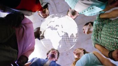 İş arkadaşlarının arka planda el ele tutuşması üzerine dünya animasyonu. küresel iş, takım çalışması, iletişim ve bağlantılar konsepti dijital olarak oluşturulmuş video.
