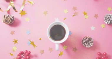 Çam kozalakları üzerinde mutlu noel metni animasyonu. Noel, kış, gelenek ve kutlama konsepti dijital olarak oluşturulmuş video.