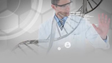 Veri işlemenin animasyonu ve beyaz erkek doktrininin dokunmatik ekranı üzerindeki bağlantı ağı. Tıbbi ve sağlık hizmetleri iletişim teknolojisi konsepti dijital olarak oluşturulmuş video.