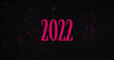 2022 'nin animasyonu ve siyah arka planda patlayan pembe havai fişekler. Dijital ortamda üretilen yeni yıl partisi konsepti.