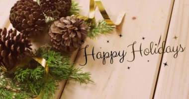 Noel kozalaklarının üstünde mutlu bayramlar mesajı. Noel, kış, gelenek ve kutlama konsepti dijital olarak oluşturulmuş video.