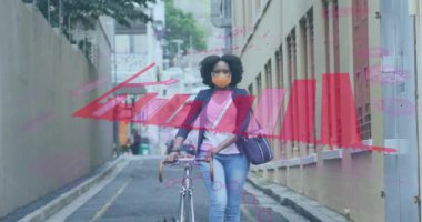 Bisikletli Afro-Amerikan kadın maskesiyle ilgili covid 19 hücre ve istatistik animasyonu. küresel covid 19 salgın konsepti dijital olarak oluşturulmuş video.