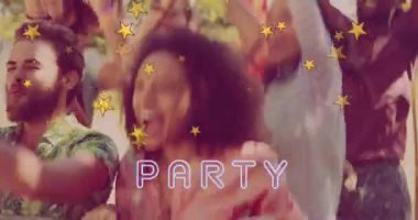 Yıldızlar ve çeşitli gülümseyen arkadaşlar üzerine parti metninin animasyonu. Sosyal medya ve iletişim arayüzü kavramı dijital olarak oluşturulmuş video.