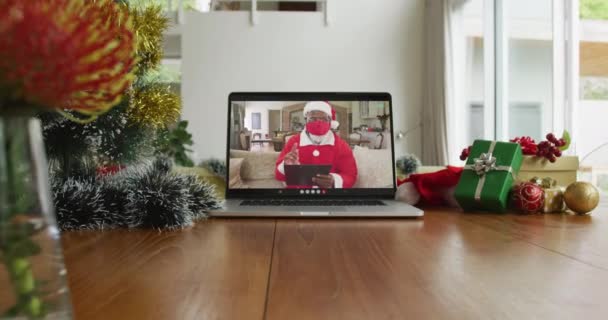 Африканський Американець Костюмі Санти Маскою Обличчя Відео Дзвінку Ноутбуці Christmas — стокове відео