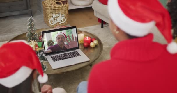 Famiglia Afroamericana Con Cappelli Babbo Natale Che Usa Computer Portatile — Video Stock