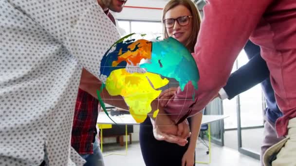 Animação Globo Sobre Colegas Trabalho Empilhando Mãos Fundo Conceito Global — Vídeo de Stock