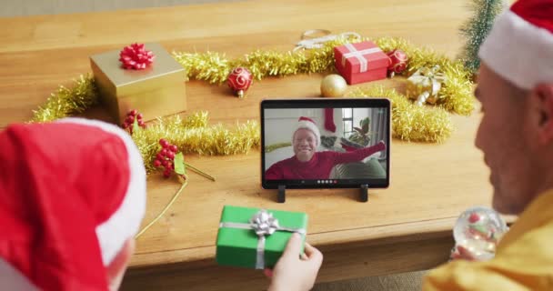 白人父亲和儿子用平板电脑和银幕上的笑脸男人打圣诞视频电话 圣诞节 节日和通信技术 — 图库视频影像