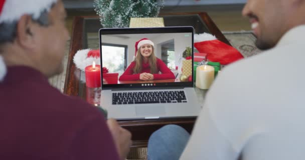 画面上の女性とクリスマスのビデオ通話のためのラップトップを使用して息子と出産の父親を笑顔 クリスマスやお祭りや通信技術は — ストック動画