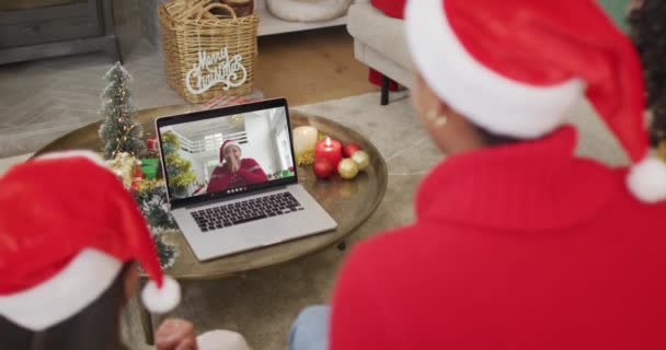 Famiglia Afroamericana Con Cappelli Babbo Natale Utilizzando Computer Portatile Videochiamata — Video Stock