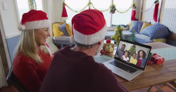 Leende Kaukasiska Par Med Santa Hattar Med Bärbar Dator För — Stockvideo