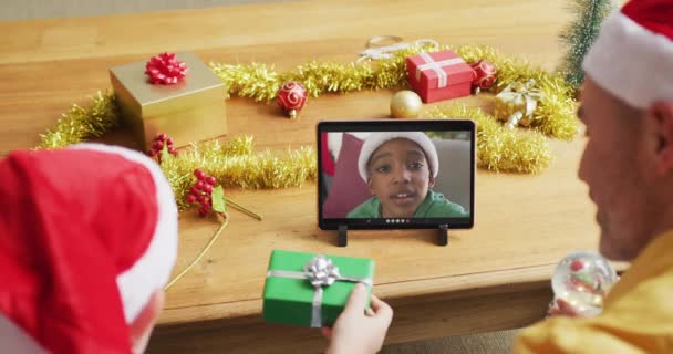 Pai Filho Caucasiano Com Chapéus Papai Noel Usando Tablet Para — Vídeo de Stock