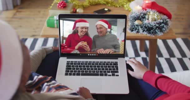 Afrikanisch Amerikanische Mutter Und Tochter Mit Laptop Für Weihnachten Videotelefonie — Stockvideo