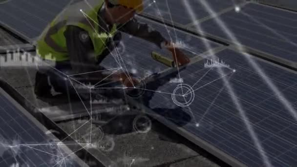 Güneş Panelleri Üzerinden Bağlantı Ağının Animasyonu Arka Planda Erkek Mühendis — Stok video