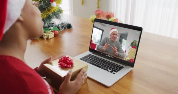 Afroamerykanka Kapeluszu Mikołaja Korzystająca Laptopa Świąteczną Rozmowę Wideo Mężczyzną Ekranie — Wideo stockowe