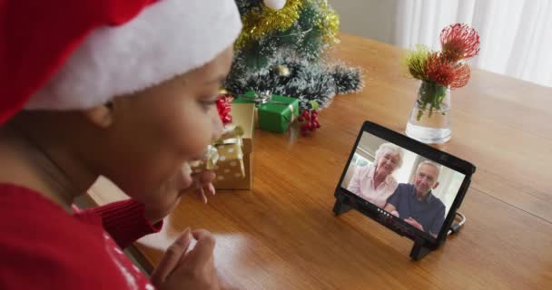 Noel Baba Şapkalı Afrikalı Amerikalı Bir Kadın Noel Için Tablet — Stok video