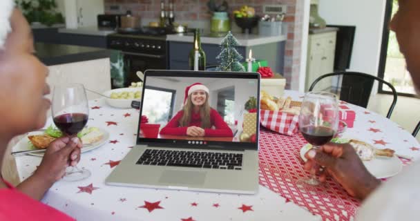 Lachend Afrikaans Amerikaans Echtpaar Met Wijn Met Laptop Voor Kerst — Stockvideo