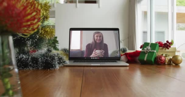 Usmívající Běloška Pije Kávu Vánoční Videohovor Notebooku Vánoční Slavnostní Komunikační — Stock video