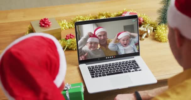 Noel Baba Şapkalı Beyaz Bir Baba Oğul Ekranda Aileleriyle Yılbaşı — Stok video