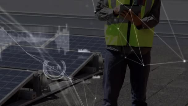 Анимирование Сети Подключений Через Панели Солнечных Батарей Инженера Мужчины Помощью — стоковое видео