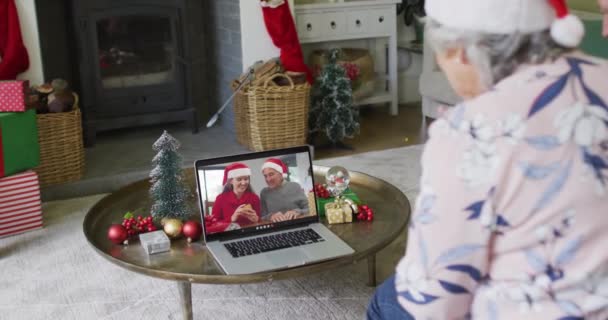 Mujer Mayor Caucásica Que Utiliza Ordenador Portátil Para Videollamada Navidad — Vídeo de stock