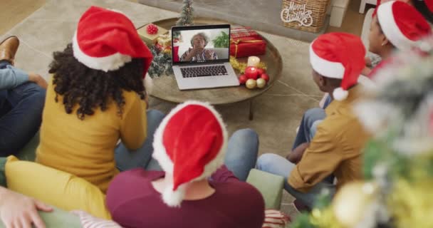 Sokszínű Család Mikulás Sapkával Laptoppal Karácsonyi Videóhívásra Mosolygó Nővel Képernyőn — Stock videók