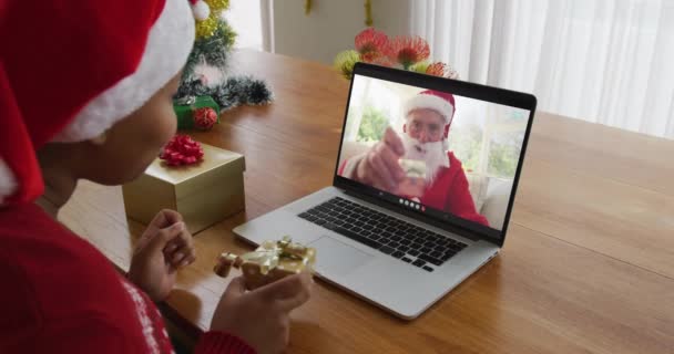 Mulher Afro Americana Com Chapéu Papai Noel Usando Laptop Para — Vídeo de Stock