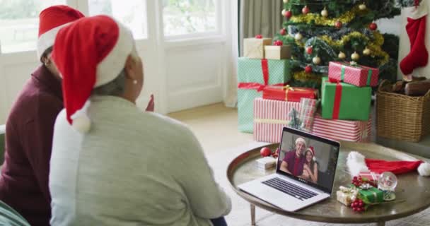 Due Amiche Anziane Diverse Utilizzando Computer Portatile Videochiamata Natale Con — Video Stock