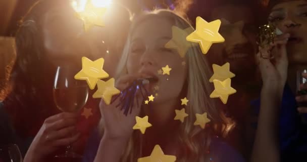 Animacja Złotych Gwiazd Nad Imprezowaniem Przyjaciół Boże Narodzenie Koncepcja Sylwestra — Wideo stockowe