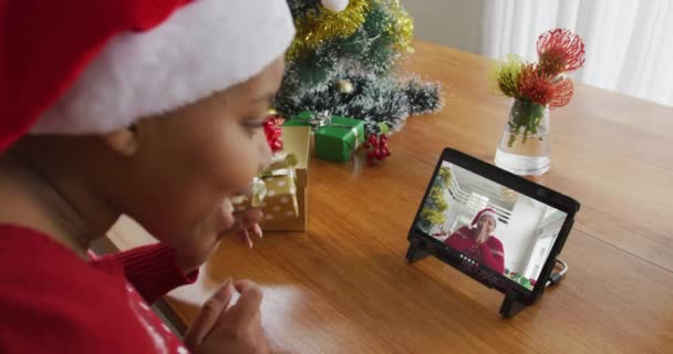 Wanita Afrika Amerika Dengan Topi Santa Menggunakan Tablet Untuk Panggilan — Stok Video