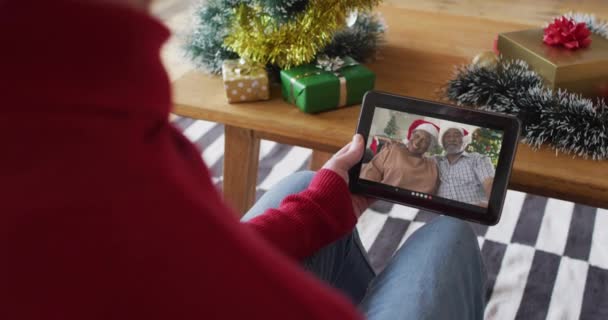 Homem Caucasiano Usando Tablet Para Chamada Vídeo Natal Com Casal — Vídeo de Stock