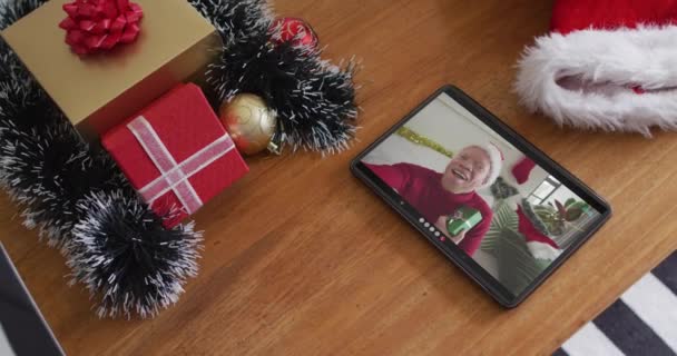 Sonriente Albino Hombre Afroamericano Con Sombrero Santa Videollamada Navidad Tableta — Vídeos de Stock