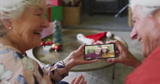 Senior Kaukasisch Paar Met Behulp Van Smartphone Voor Kerst Video — Stockvideo